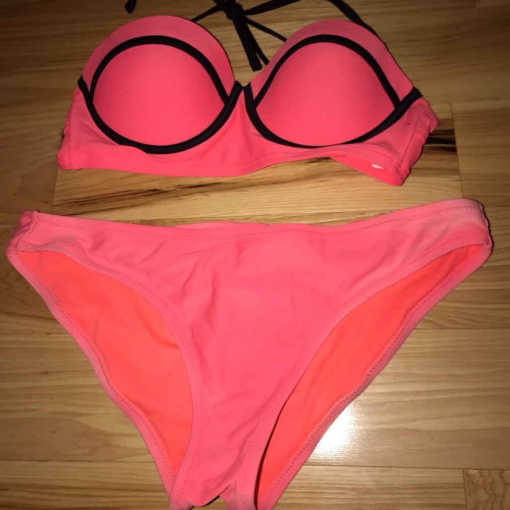 Peachy bikini with black details!